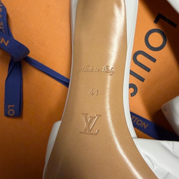 Louis Vuitton White Embossed kitten heels 💕 - Picture 4 of 7
